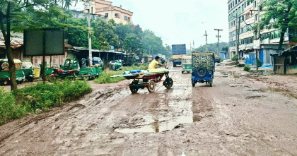 কুমিল্লায় খানাখন্দে ভরা মহাসড়ক, সড়ক সংস্কারে ব্যর্থ “সওজ”
