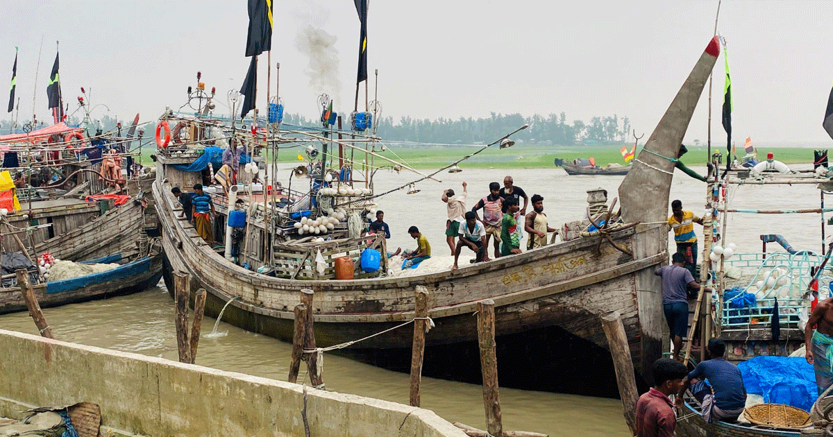 ইলিশ শিকারে নিষেধাজ্ঞা, উপকূলজুড়ে জেলেদের দীর্ঘশ্বাস