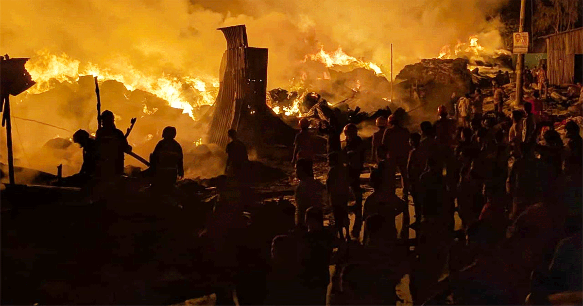 গাজীপুরে ঝুটের গুদামের আগুন ছড়িয়ে পড়ছে আশপাশে