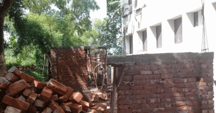 কুবিতে নিম্নমানের ইট ব্যবহার করে তৈরি হচ্ছে আট লাখ টাকার ওয়ারহাউজ