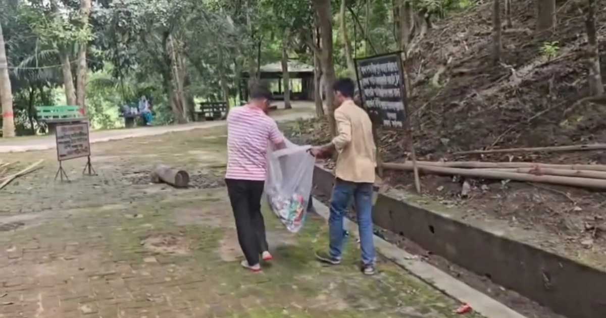 নিজেরা ময়লা আবর্জনা ফেলে নিজেরাই করছেন পরিচ্ছন্নতা অভিযান