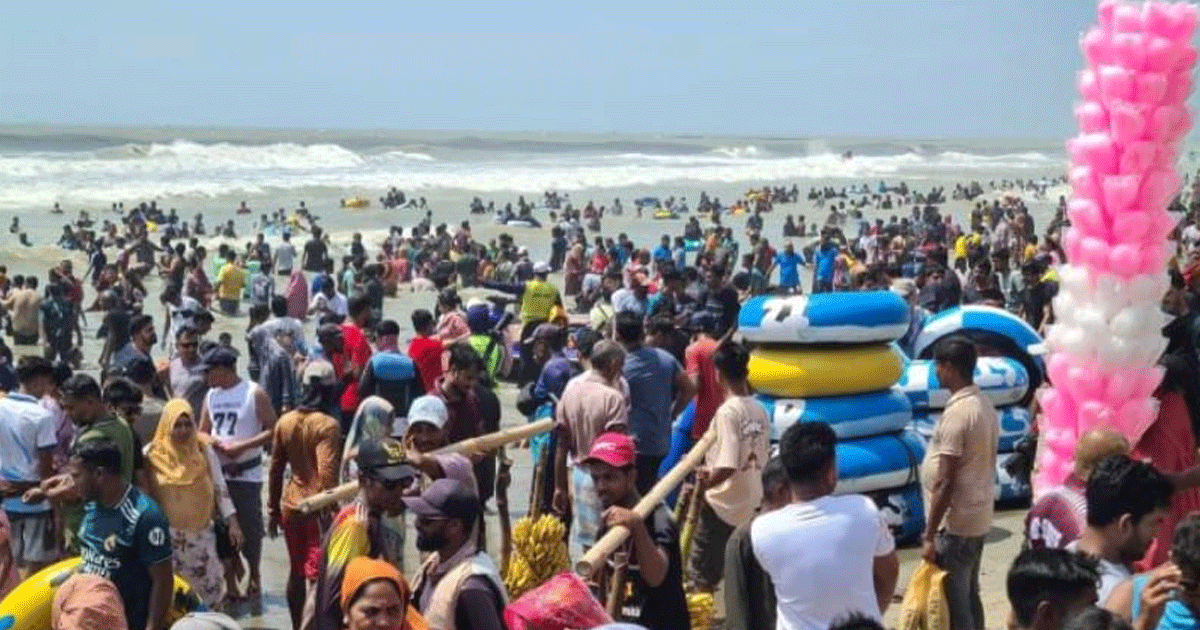 উৎসবের নগরী কক্সবাজার:
বালিয়াড়ি ও নোনাজল আনন্দে মেতেছেন পর্যটকেরা