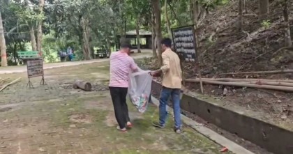 নিজেরা ময়লা আবর্জনা ফেলে নিজেরাই করছেন পরিচ্ছন্নতা অভিযান