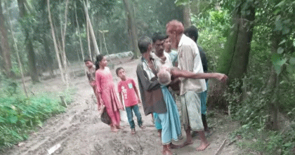 স্বাধীনতার পাঁচ দশকেও সংস্কার হয়নি, বেহাল সড়কেই থেমে গেলো রোগীর প্রাণ