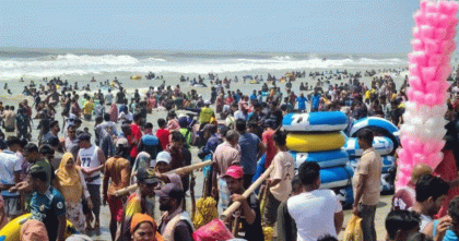 উৎসবের নগরী কক্সবাজার:
বালিয়াড়ি ও নোনাজল আনন্দে মেতেছেন পর্যটকেরা