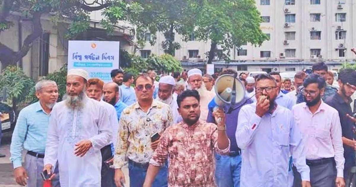 সচিবালয়ে কর্মচারীদের বিক্ষোভ, অর্থ সচিবের অপসারণ দাবি