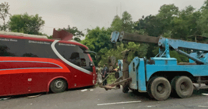 মিরসরাইয়ে কাভার্ড ভ্যানের পেছনে বাসের ধাক্কায় নিহত এক