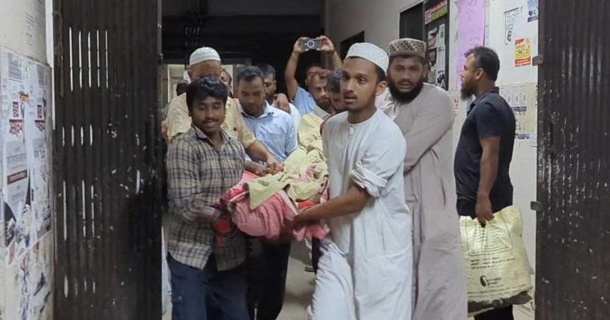 ডেঙ্গুতে কলেজ শিক্ষার্থীর মৃত্যু, লাশ বহনে ট্রলি না পেয়ে ক্ষোভ ও হতাশা স্বজনদের