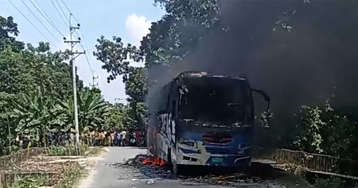 সিরাজগঞ্জে বাসচাপায় সাইকেল আরোহীর মৃত্যু, বাসে আগুন