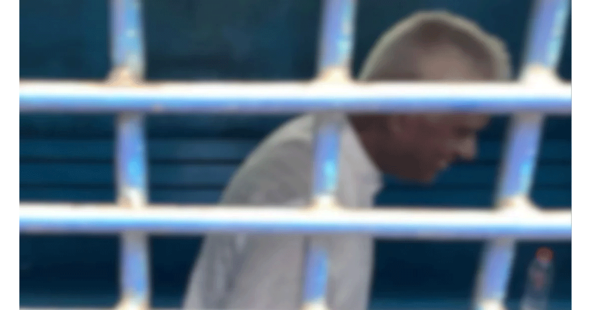 আর্থিক সংকটে কারাবন্দী সাবেক বিচারপতি মানিক, বই বিক্রি করে চলছে মামলা