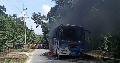 সিরাজগঞ্জে বাসচাপায় সাইকেল আরোহীর মৃত্যু, বাসে আগুন