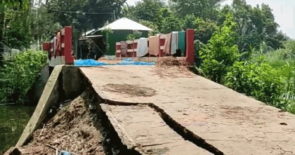 সিরাজগঞ্জে নির্মাণের এক মাসেই ভেঙে গেল সেতুর সংযোগ সড়ক
