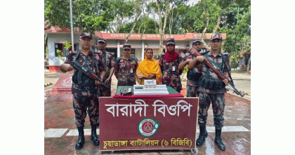 দর্শনা সীমান্তে সোনার বারসহ নারী চোরাকারবারি আটক
