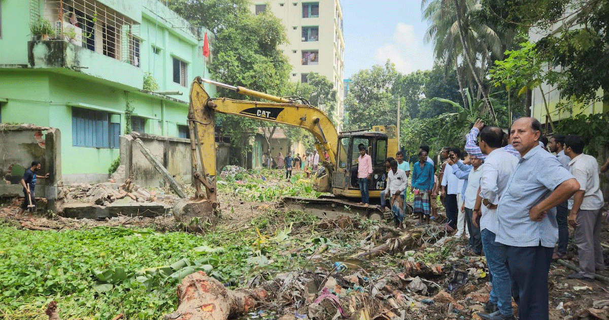 আদালতের রায় পাওয়ার পরও রাজবাড়ী সরকারি স্কুলের বেদখল জমি উদ্ধার কাজে বাধা
