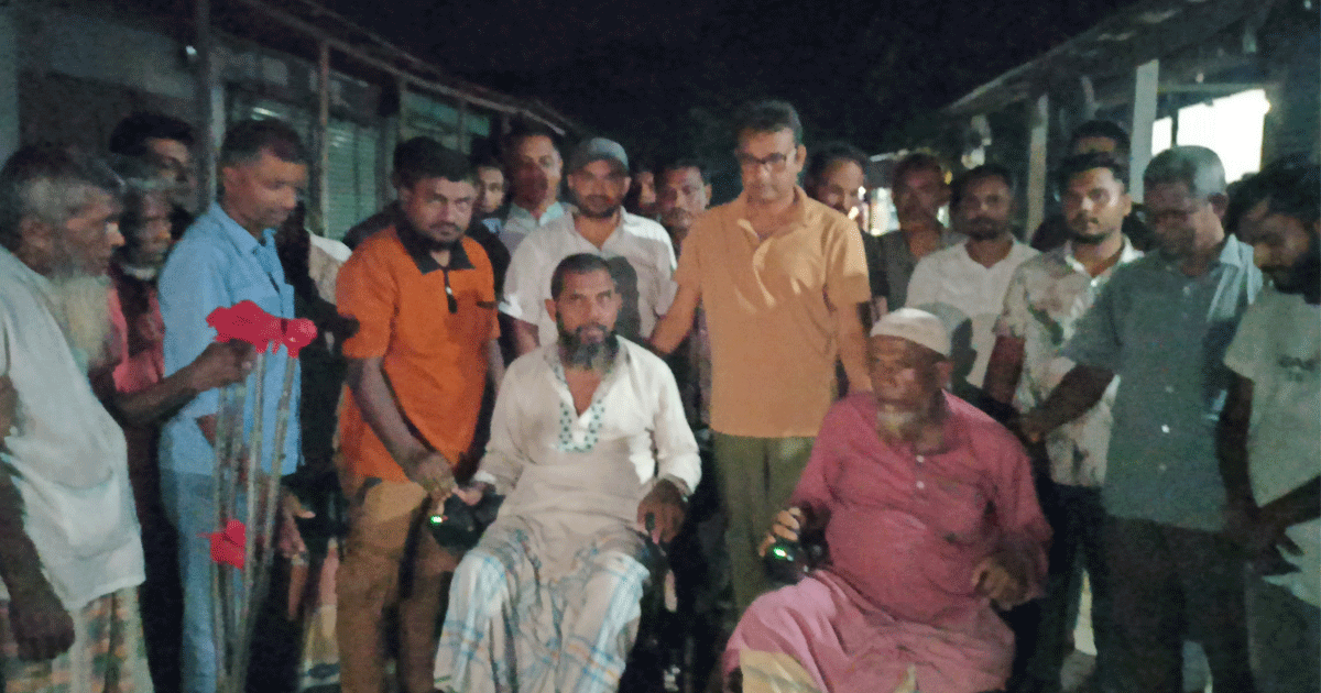 গাইবান্ধার সুন্দরগঞ্জে অসহায় দুইজনকে ইলেকট্রিক হুইলচেয়ার দিলেন সিন্টু সরদার