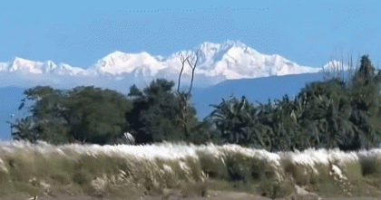 জাদুকরী কাঞ্চণজঙ্ঘার স্বর্গীয় সৌন্দর্যে পর্যটকরা ছুটছে তেঁতুলিয়ায়