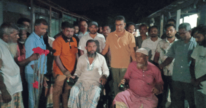 গাইবান্ধার সুন্দরগঞ্জে অসহায় দুইজনকে ইলেকট্রিক হুইলচেয়ার দিলেন সিন্টু সরদার