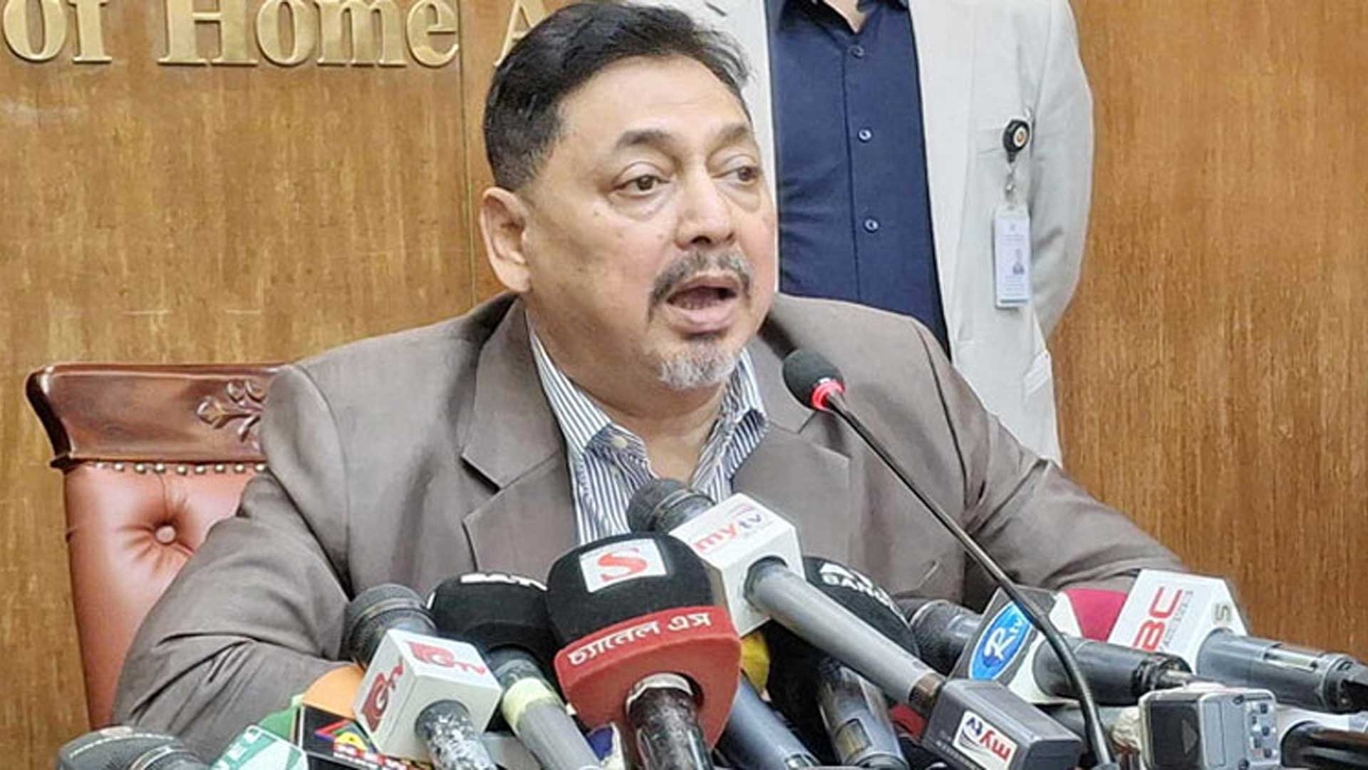 হাসপাতালের বেডে সাবেক শিল্পমন্ত্রীর হাতকড়া পরানো ছবিটি ভুয়া: স্বরাষ্ট্র সচিব