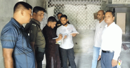 সাতক্ষীরায় সার মজুদ করায় ব্যবসায়ীকে দুই লাখ টাকা জরিমানা