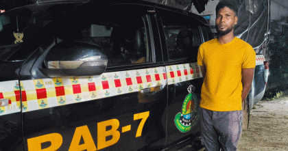 ঢাকা জজ কোর্ট থেকে পলাতক আসামি ফেনীতে গ্রেপ্তার