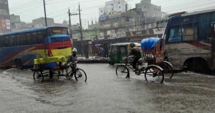 রাজধানীতে ভারি বৃষ্টি, সড়কে জলাবদ্ধতা