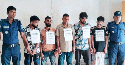 মাদারীপুরে ডাকাতির সময় পুলিশের জালে আটক ১৩ ডাকাত