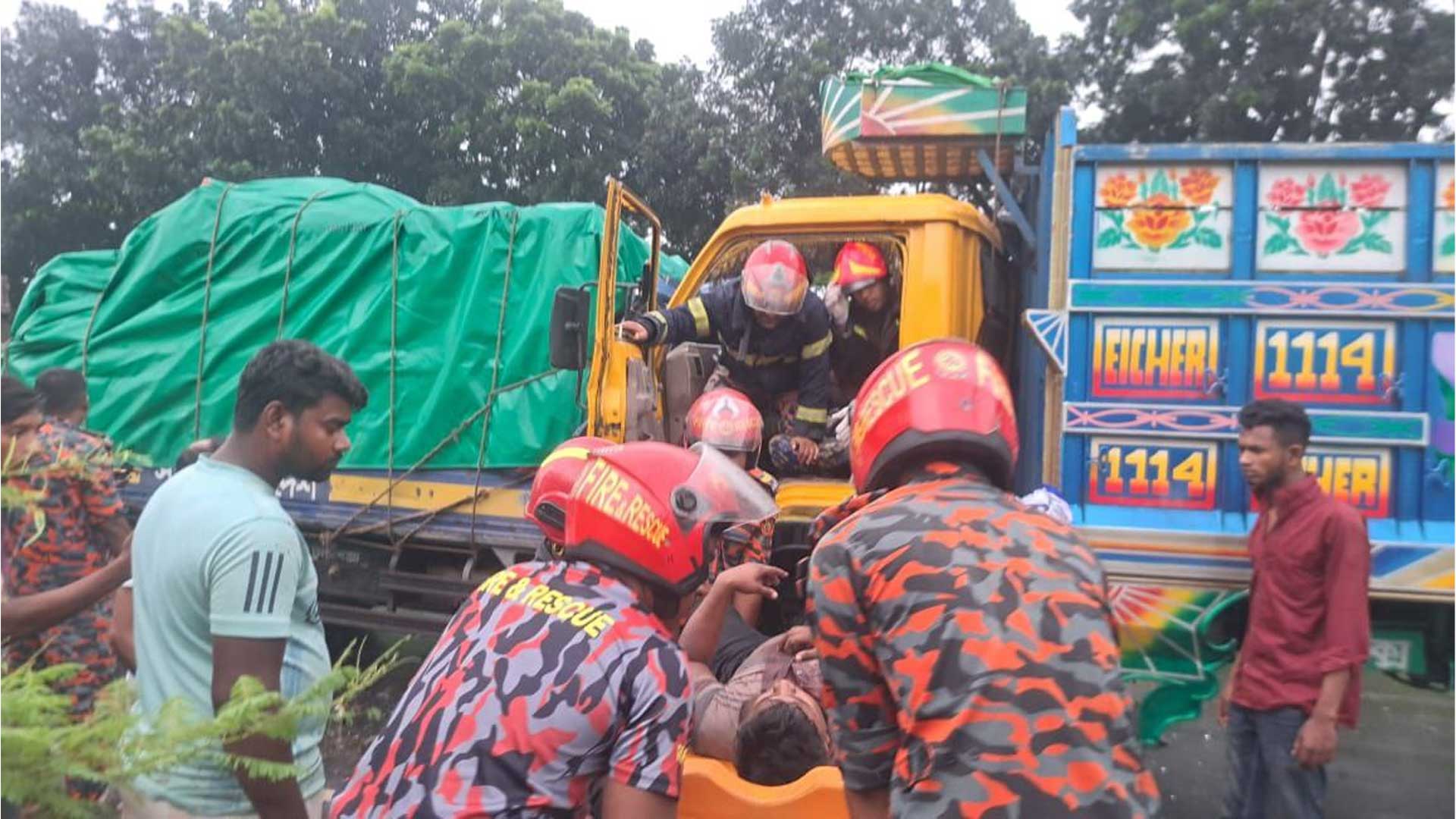 ঈশ্বরদীতে দুই ট্রাকের মুখোমুখি সংঘর্ষে চালক নিহত, আহত তিন