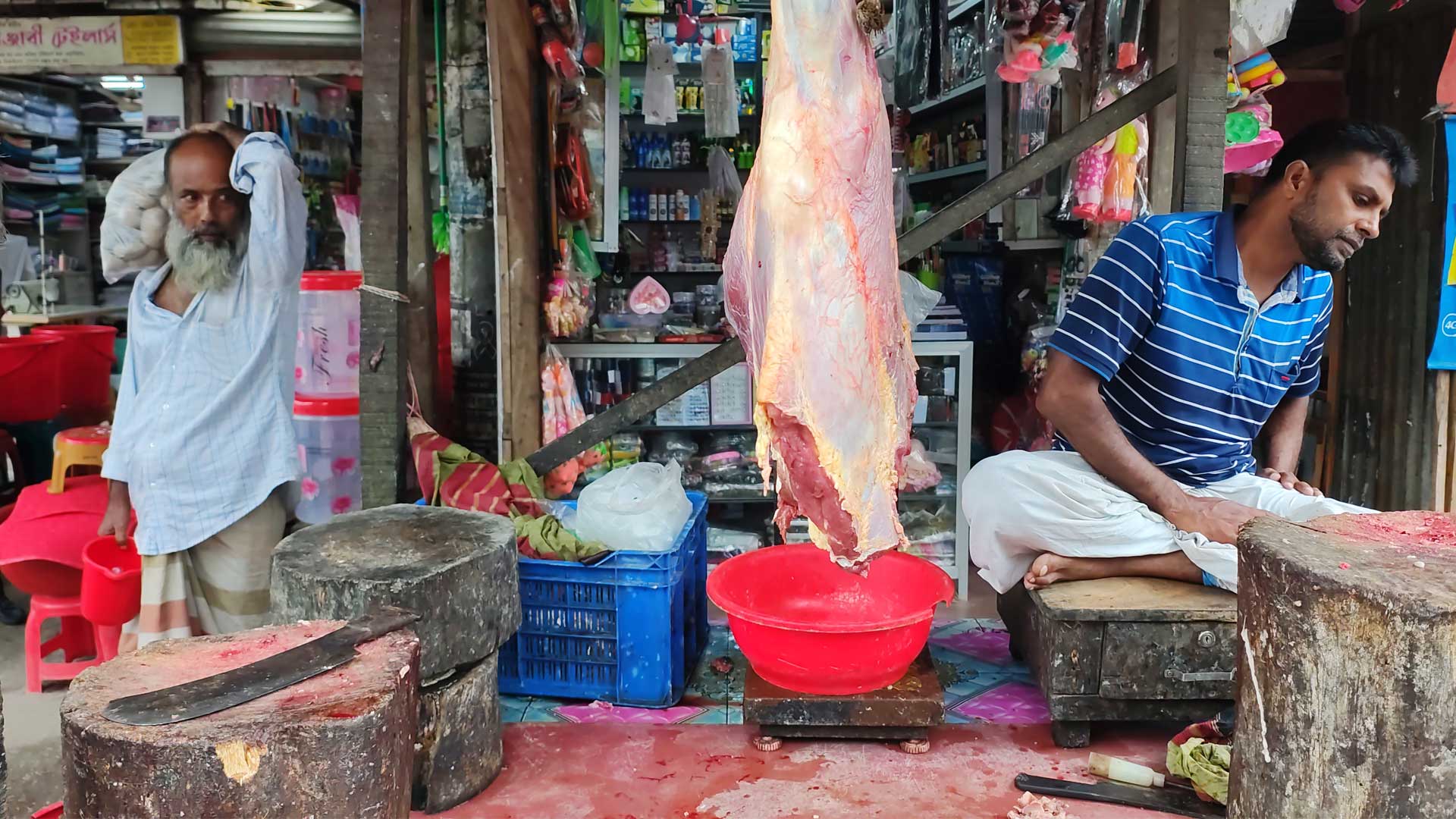 ভোলায় মাংস বিক্রেতাদের অভিনব প্রতারণা, হিমায়িত মাংসে ঝড়ে তাজা রক্ত