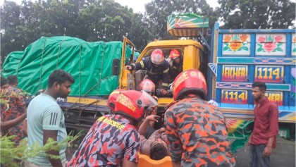 ঈশ্বরদীতে দুই ট্রাকের মুখোমুখি সংঘর্ষে চালক নিহত, আহত তিন
