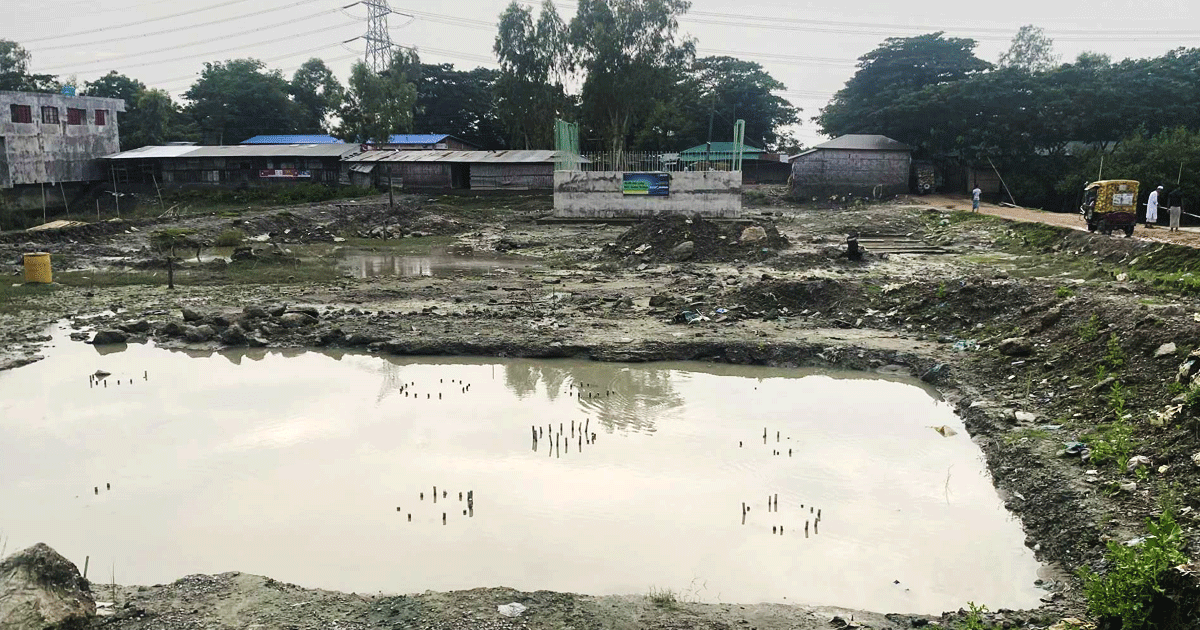 পেকুয়ায় ব্রীজের নির্মাণ কাজ বন্ধ, ভোগান্তিতে ৩০ হাজার মানুষ