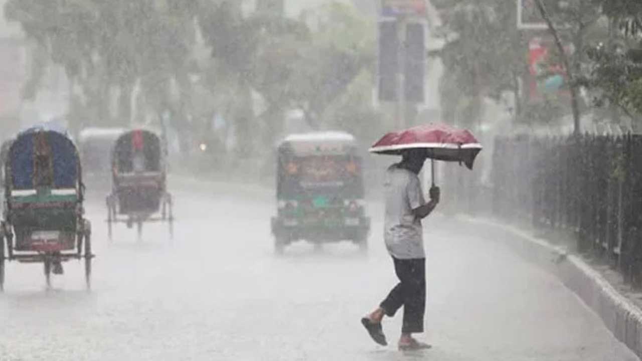 নিম্নচাপের প্রভাবে সারা দেশে ঝরছে বৃষ্টি