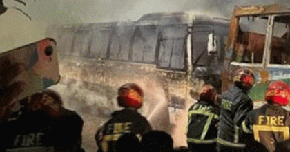 রাজধানীর মিরপুরে বাসে আগুন 