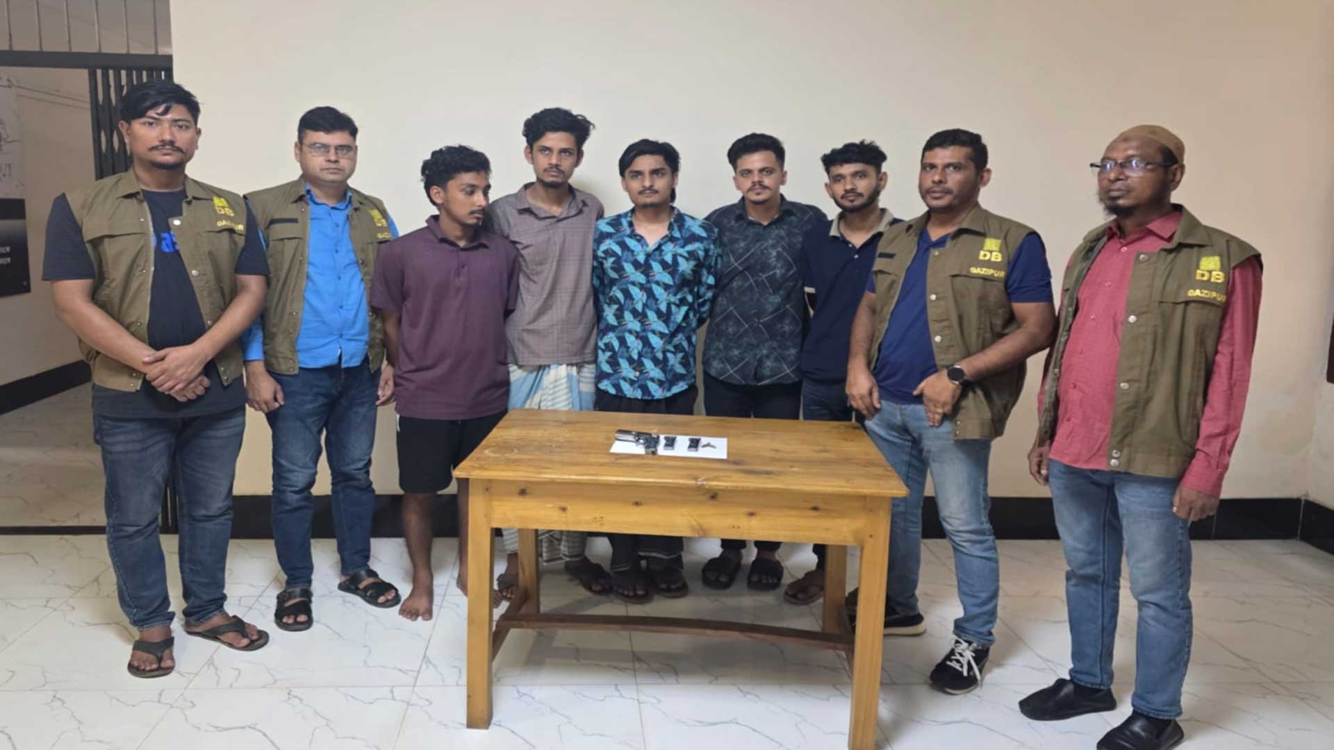 ছাত্রদল নেতার বাড়ি থেকে পিস্তল উদ্ধার, আটক পাঁচ 