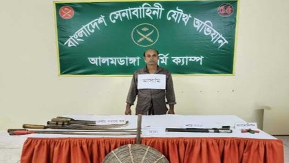 চুয়াডাঙ্গায় যৌথবাহিনীর অভিযানে অস্ত্র ও গুলিসহ এক যুবক আটক