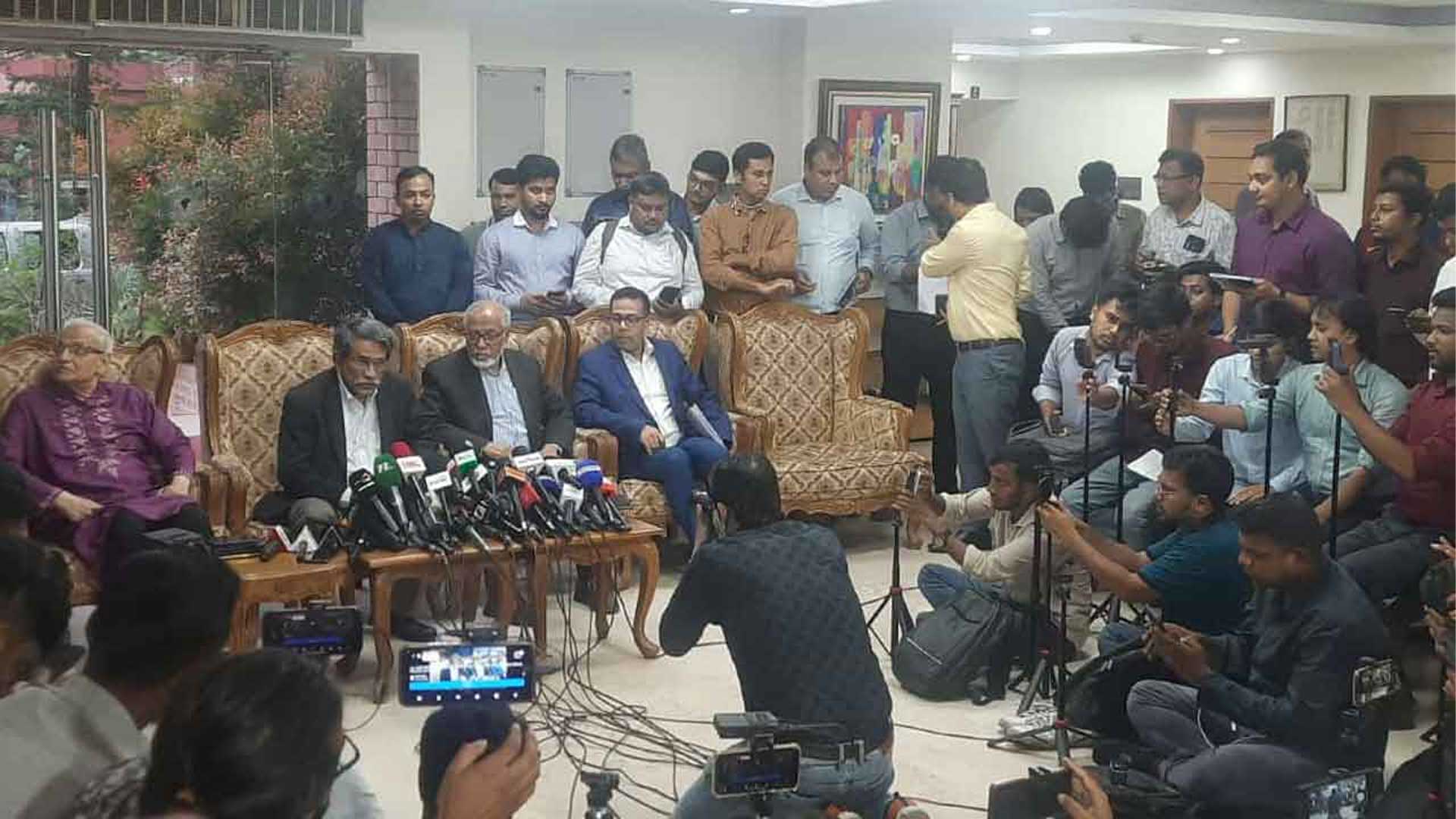 গণভোটের পক্ষে একমত সব রাজনৈতিক দল: আলী রীয়াজ