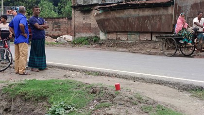 চাঁপাইনবাবগঞ্জ-সোনামসজিদ মহাসড়কের পাশে ককটেল সদৃশ বস্তু, এলাকায় আতঙ্ক