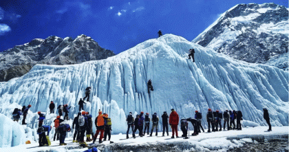 এভারেস্টে ভয়াবহ তুষারঝড়ে আটকা পড়েছে এক হাজার পর্যটক