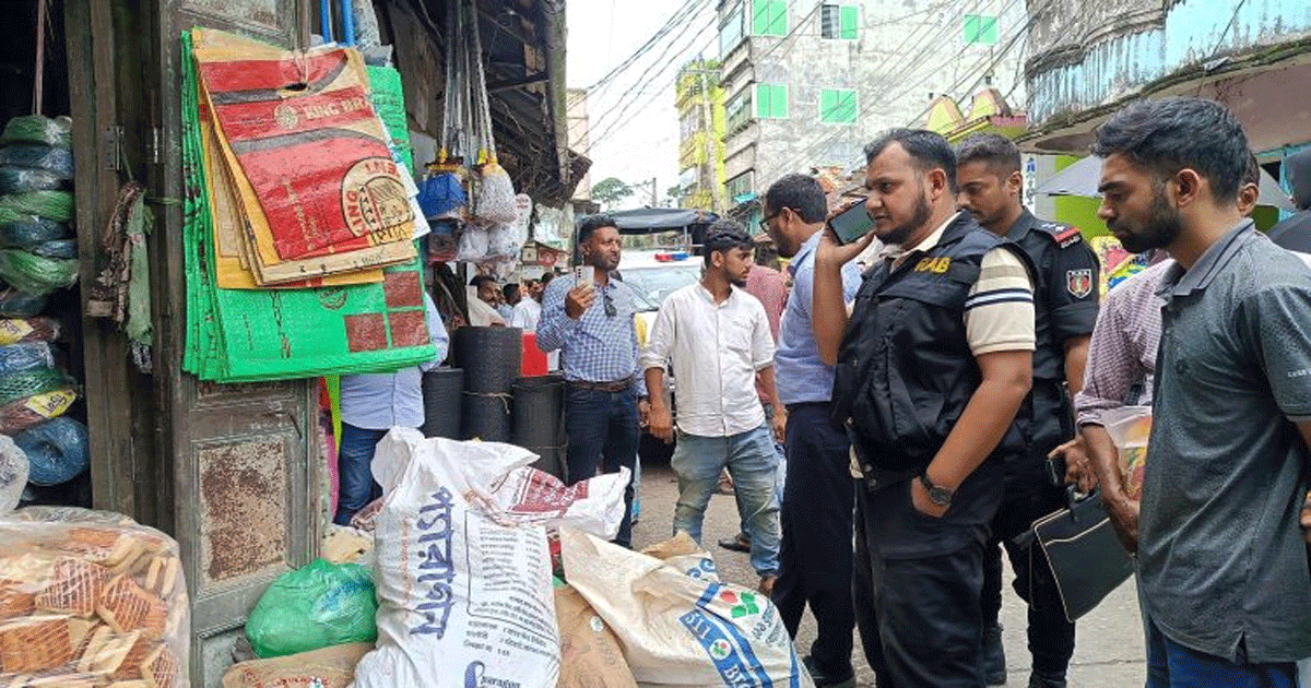 র‍্যাবের অভিযানে ১২’ শ কেজি নিষিদ্ধ পলিথিন জব্দ, ২৫ হাজার টাকা জরিমানা