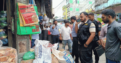 র‍্যাবের অভিযানে ১২’ শ কেজি নিষিদ্ধ পলিথিন জব্দ, ২৫ হাজার টাকা জরিমানা
