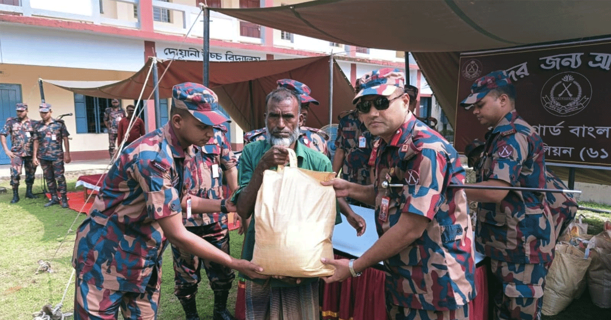 বন্যার্তদের মুখে হাসি ফুটাতে হাতীবান্ধায় ৬১ বিজিবির মানবিক উদ্যোগ
