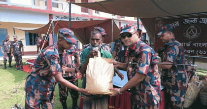 বন্যার্তদের মুখে হাসি ফুটাতে হাতীবান্ধায় ৬১ বিজিবির মানবিক উদ্যোগ