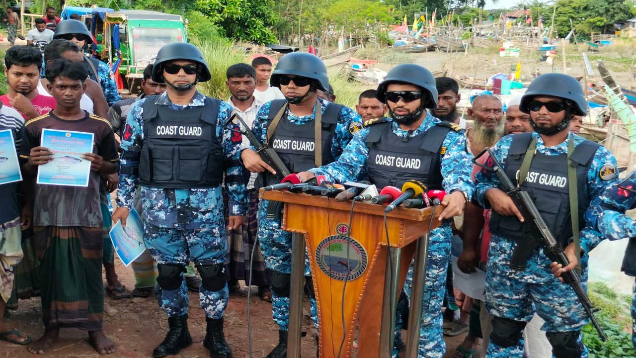 ভোলায় মা ইলিশ সংরক্ষণে কোস্ট গার্ডের সচেতনতা সভা