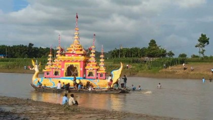 নদীর বুকে ভেসে চলা কল্প জাহাজ যেন জীবন্ত শিল্পকর্ম
