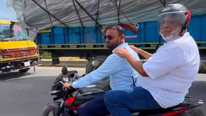 যানজটের জন্য মোটরসাইকেলে চড়ে উপদেষ্টা'র সড়ক পরিদর্শন