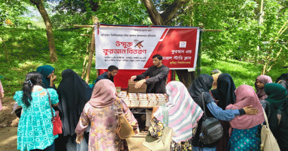 কোরআন অবমাননার প্রতিবাদে কুবিতে উন্মুক্ত কোরআন বিতরণ