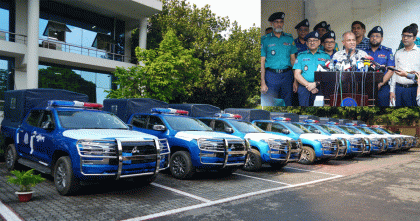 ডিএমপিকে ২০ পিকআপ দিলেন স্বরাষ্ট্র উপদেষ্টা