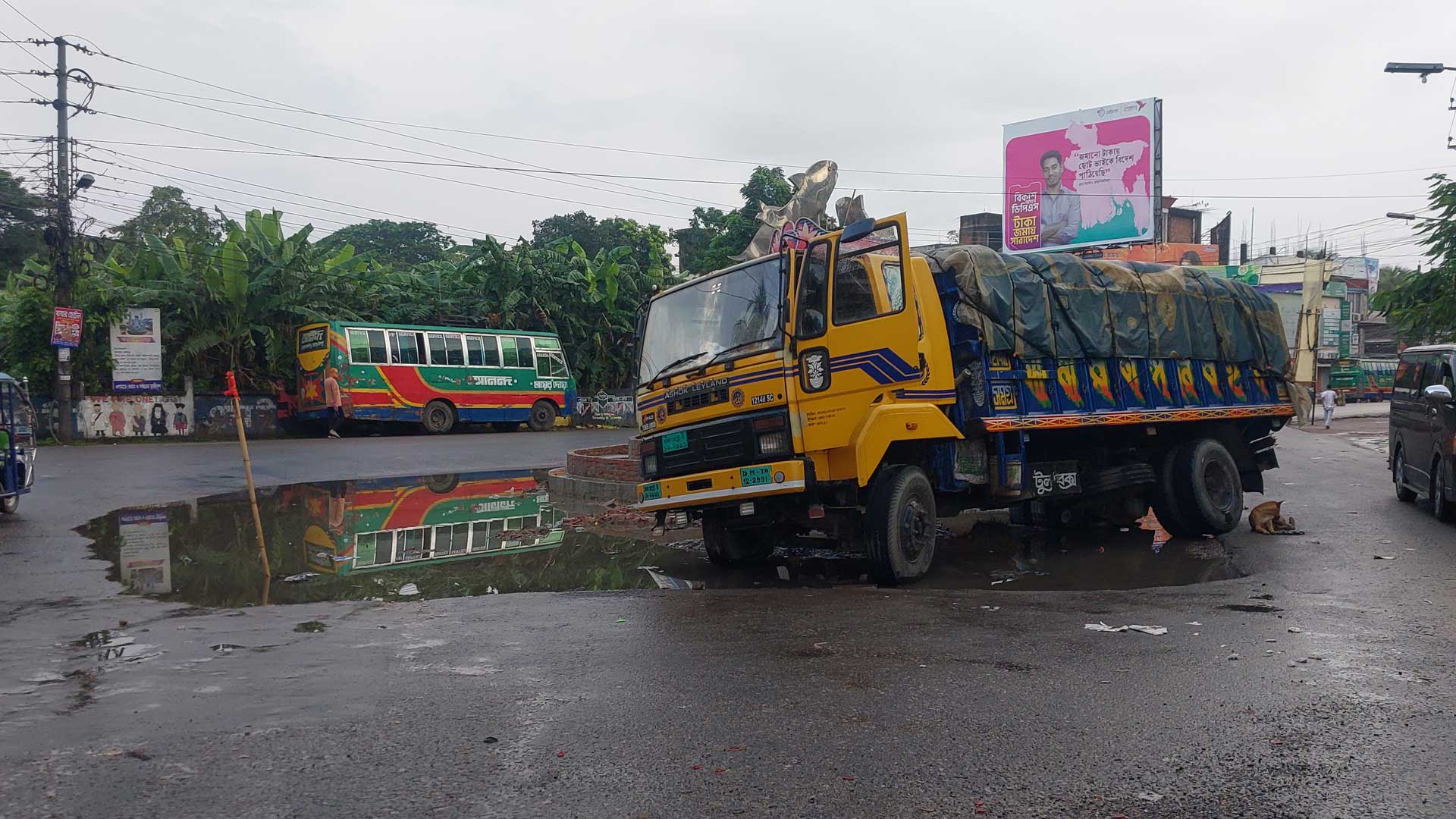 চাঁদপুরে ইলিশ চত্বর মোড়ে সংস্কার কাজের ধীরগতি, দ্রুত সংস্কারের দাবী স্থানীয়দের