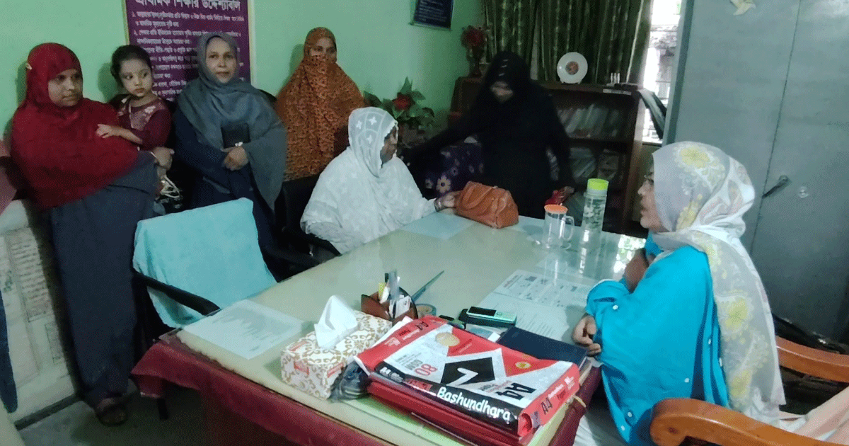 যশোর উপশহর প্রাথমিক বিদ্যালয়ের প্রধান শিক্ষক অবরুদ্ধ; তদন্তে নেমেছে শিক্ষা অধিদপ্তর