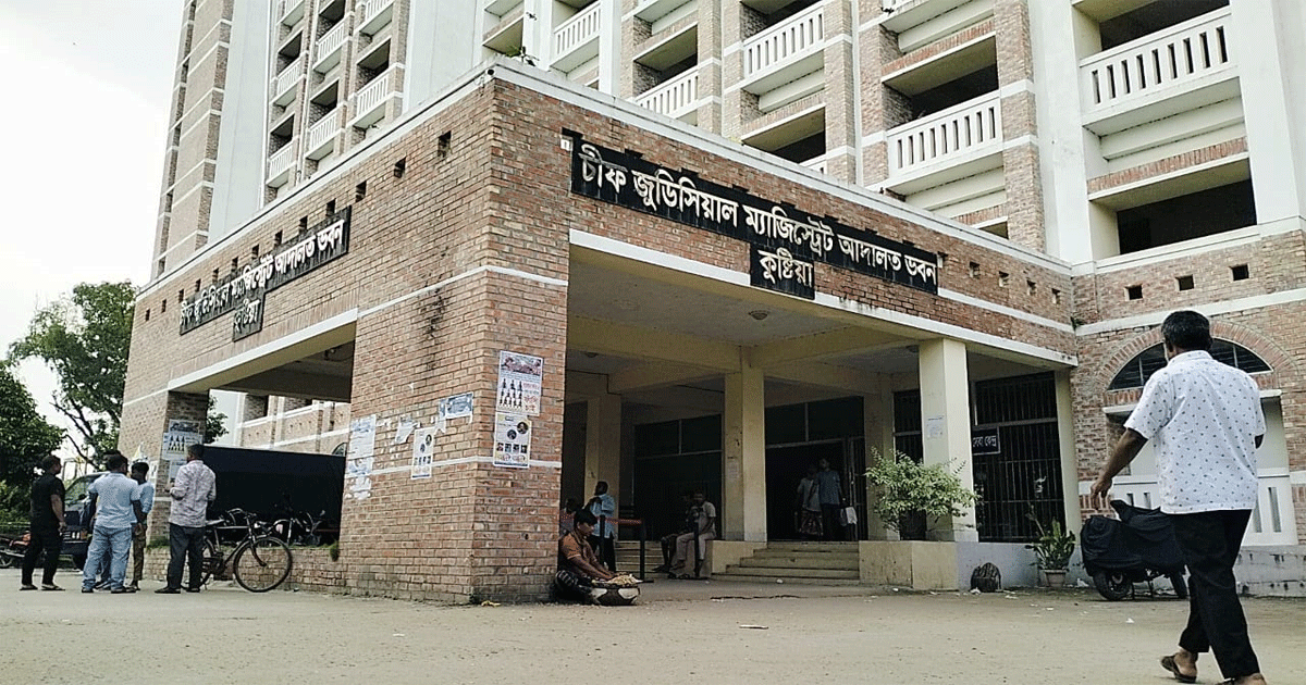 কুষ্টিয়া আদালতের এজলাস কক্ষ থেকে ছুরিসহ যুবক আটক