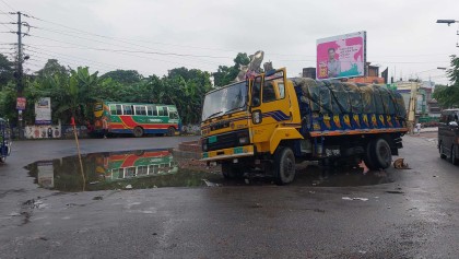 চাঁদপুরে ইলিশ চত্বর মোড়ে সংস্কার কাজের ধীরগতি, দ্রুত সংস্কারের দাবী স্থানীয়দের